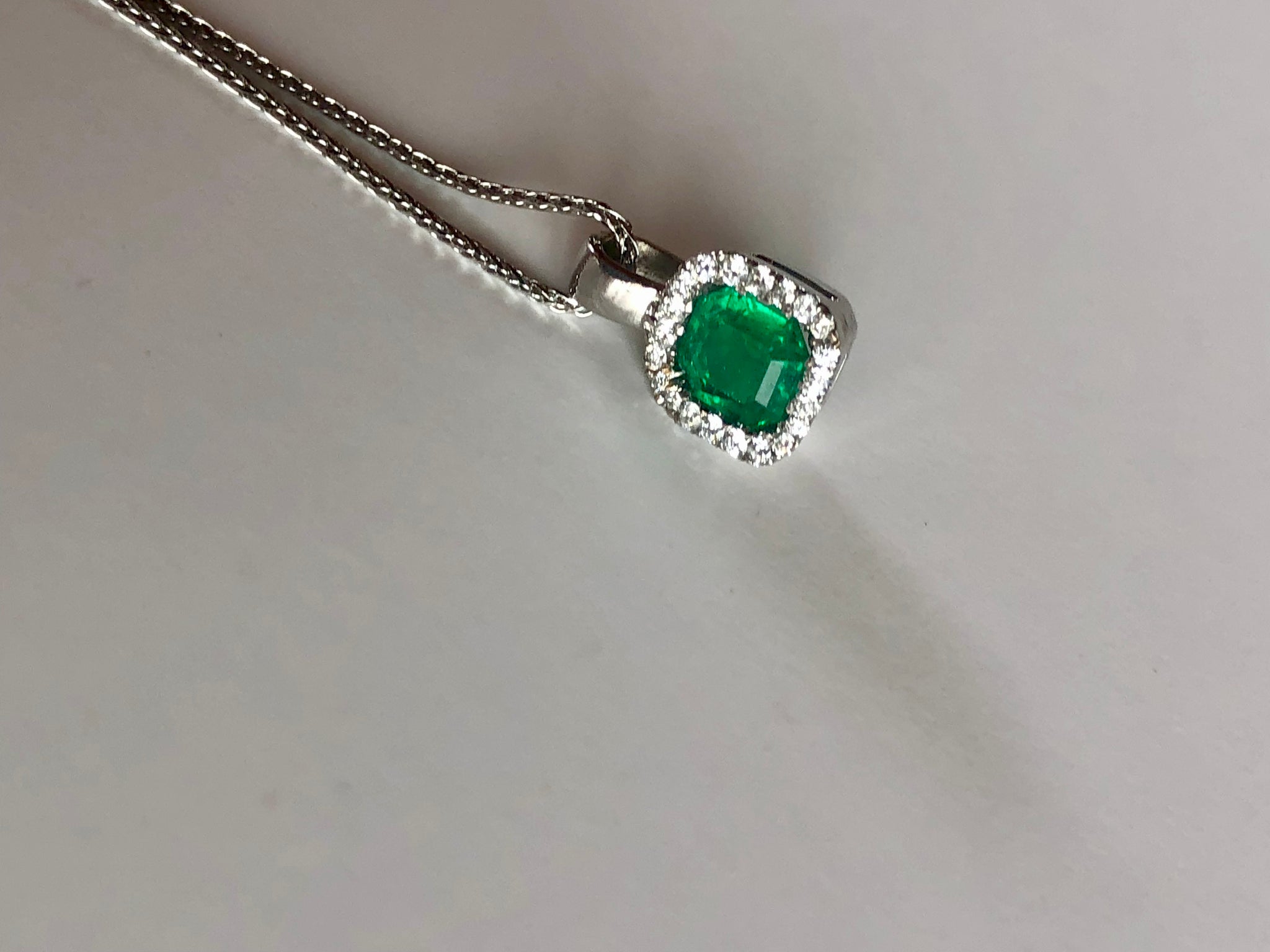 Natural Colombian Emerald Diamond Pendant Necklace 18K Gold