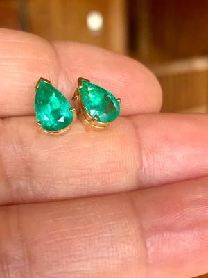 Fine Colombian Emerald Pear Cut 18k Yellow Gold Stud Earrings