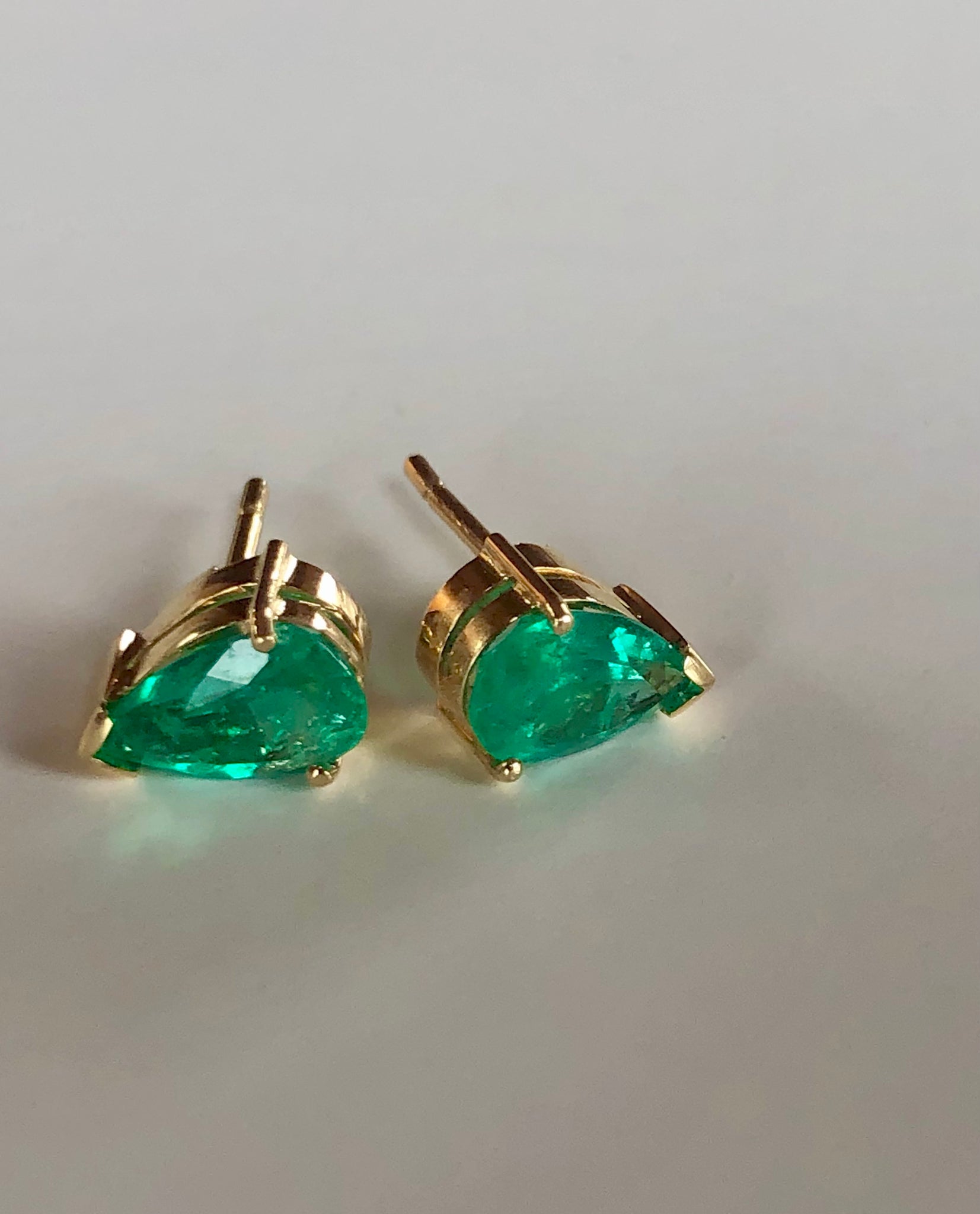 Fine Colombian Emerald Pear Cut 18k Yellow Gold Stud Earrings