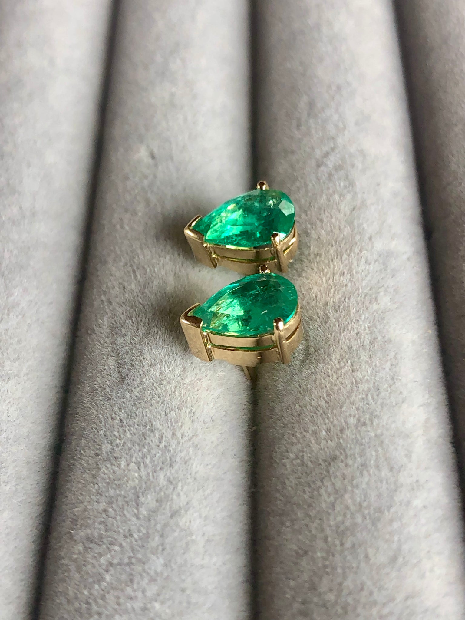 Fine Colombian Emerald Pear Cut 18k Yellow Gold Stud Earrings