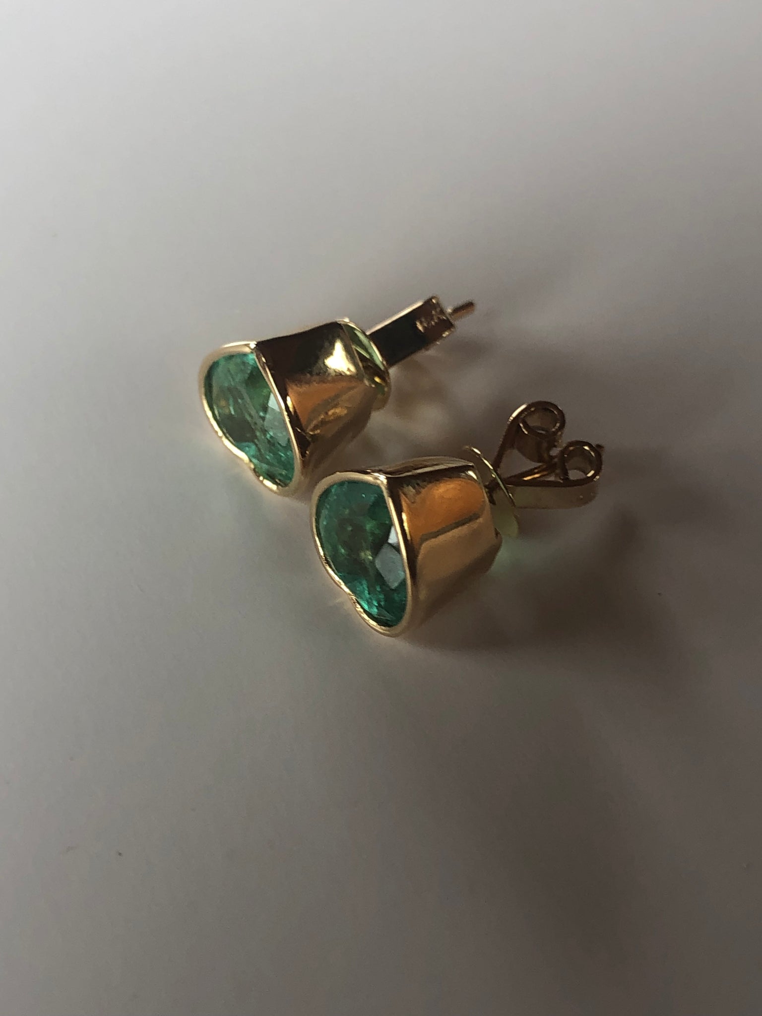 Colombian Emerald Heart Shape 18 Karat Yellow Gold Earrings