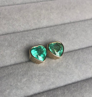 Colombian Emerald Heart Shape 18 Karat Yellow Gold Earrings