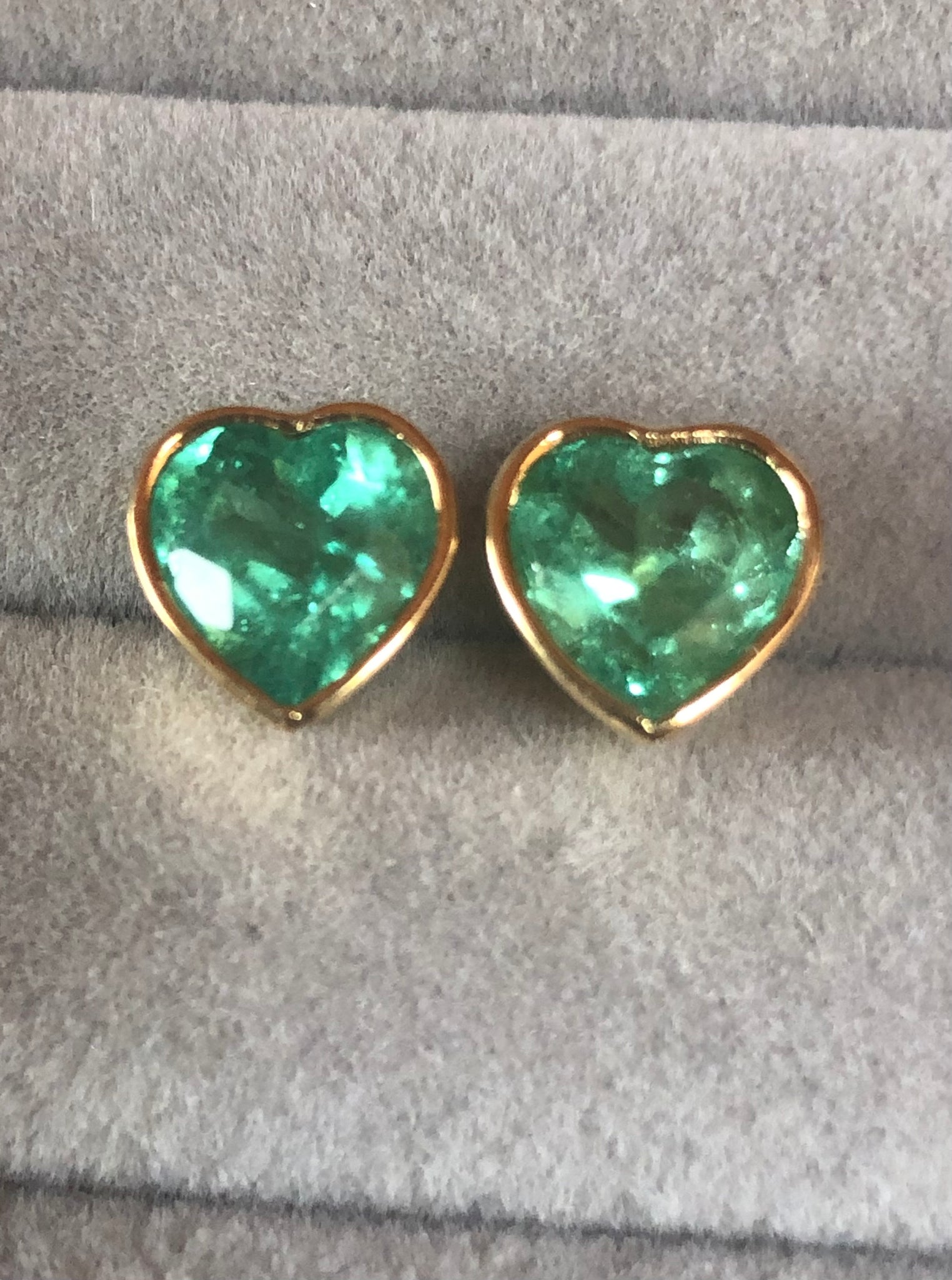 Colombian Emerald Heart Shape 18 Karat Yellow Gold Earrings