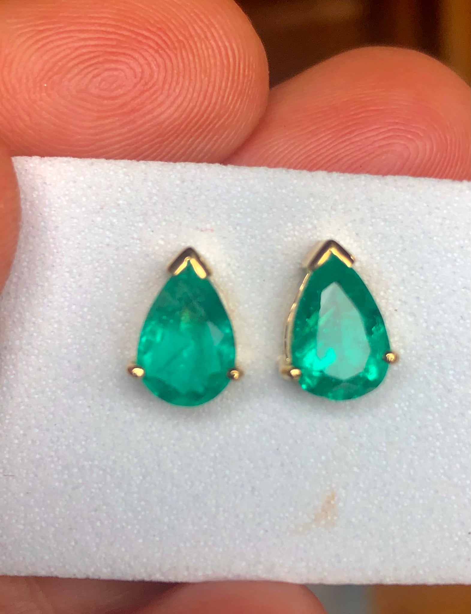 Fine Colombian Emerald Pear Cut 18k Yellow Gold Stud Earrings