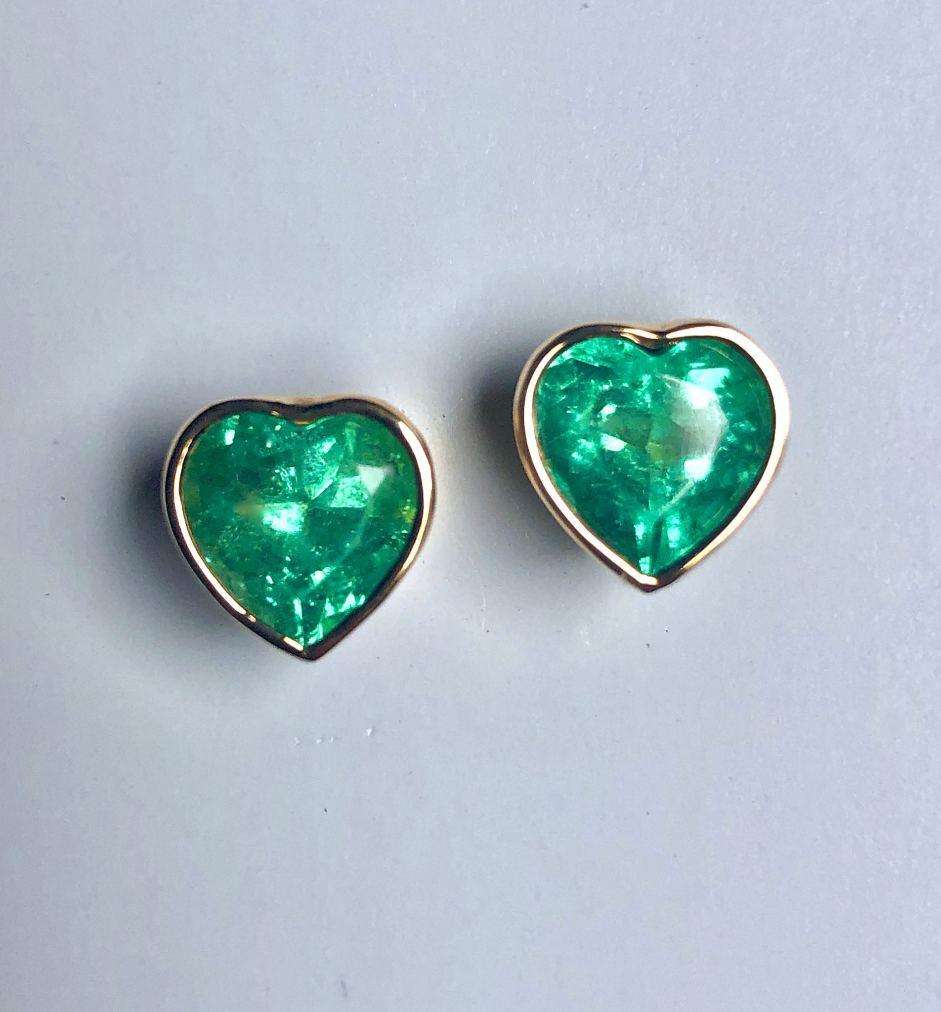 Colombian Emerald Heart Shape 18 Karat Yellow Gold Earrings