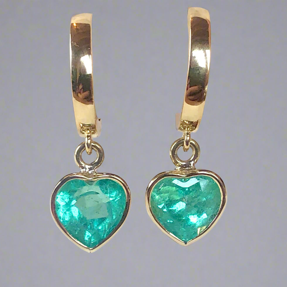 Heart Shape Colombian Emerald 18 Karat Yellow Gold Dangle Earrings