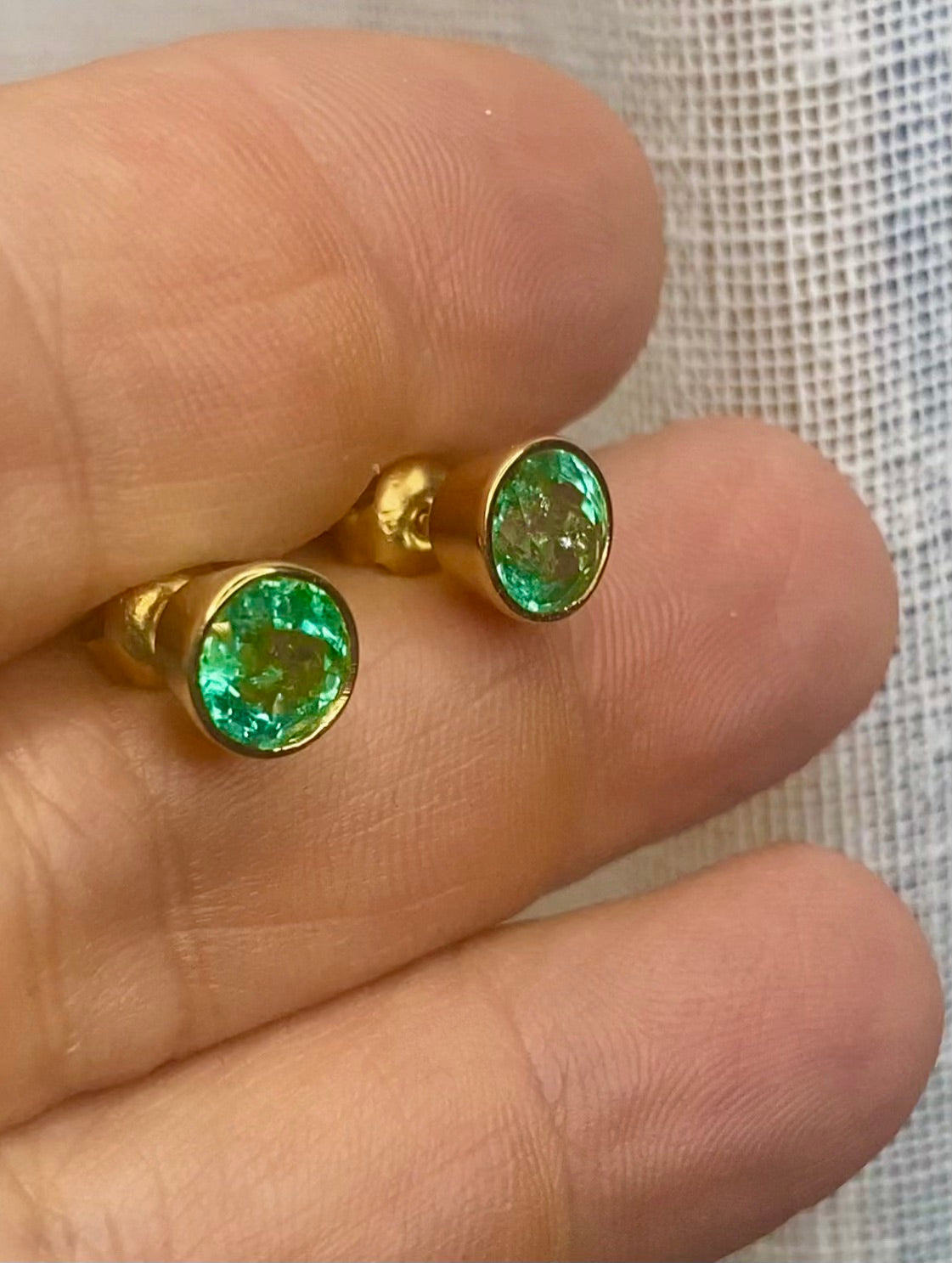 Round Colombian Emerald Stud Earrings 2.00 Carat 18K Gold