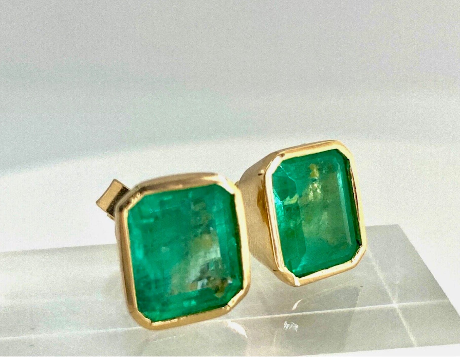 4.00 Carats Fine Colombian Emerald Stud Earrings Bezel 18K Gold