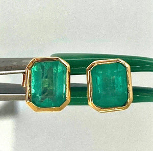 4.00 Carats Fine Colombian Emerald Stud Earrings Bezel 18K Gold