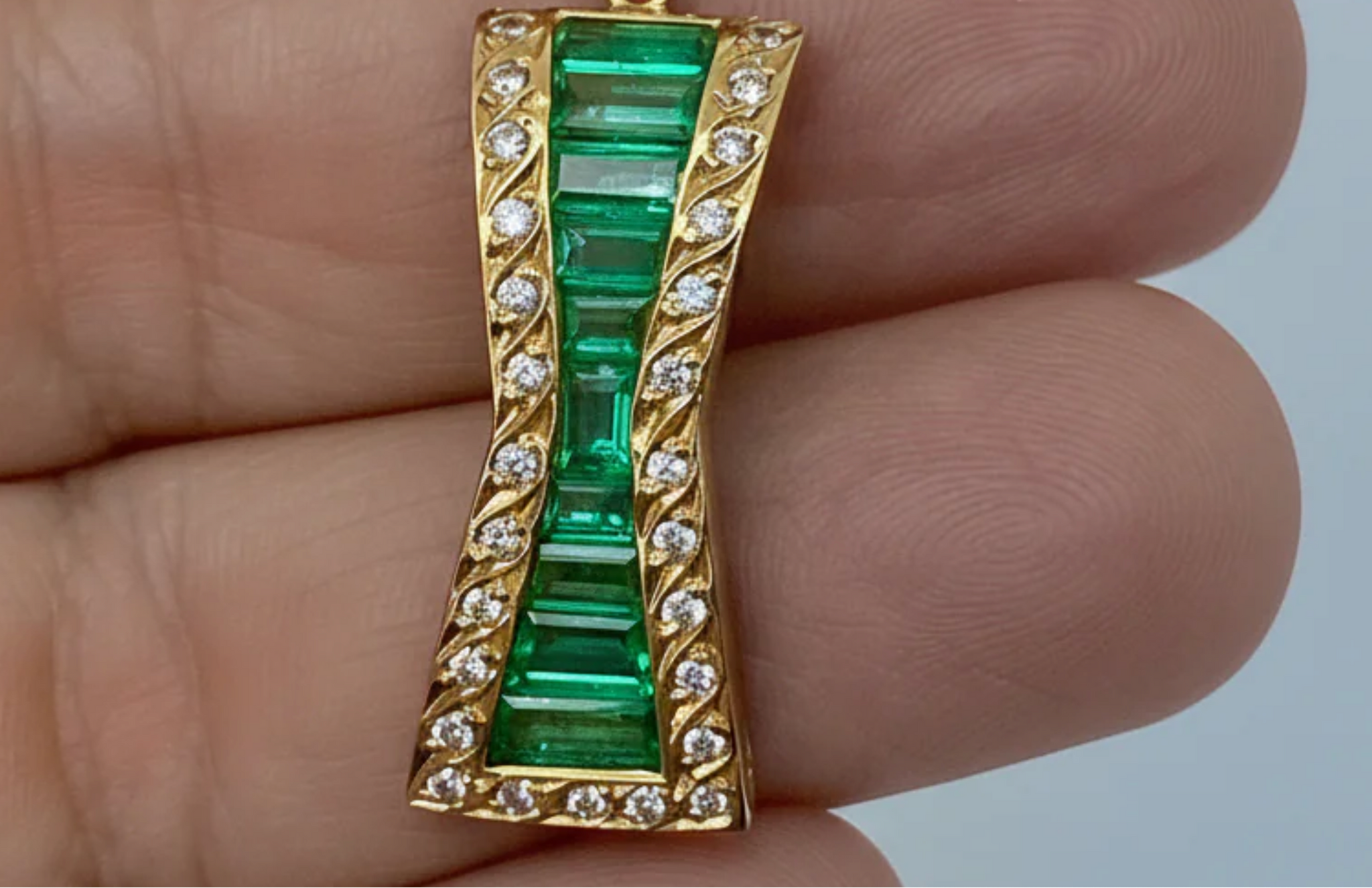 GIA 4.00 Carat Fine Muzo Colombian Emerald Pendant 18K Gold