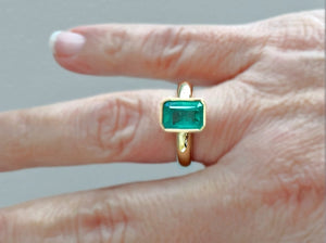 2.20 Carats Natural Colombian Emerald Solitaire Ring 18K Yellow Gold
