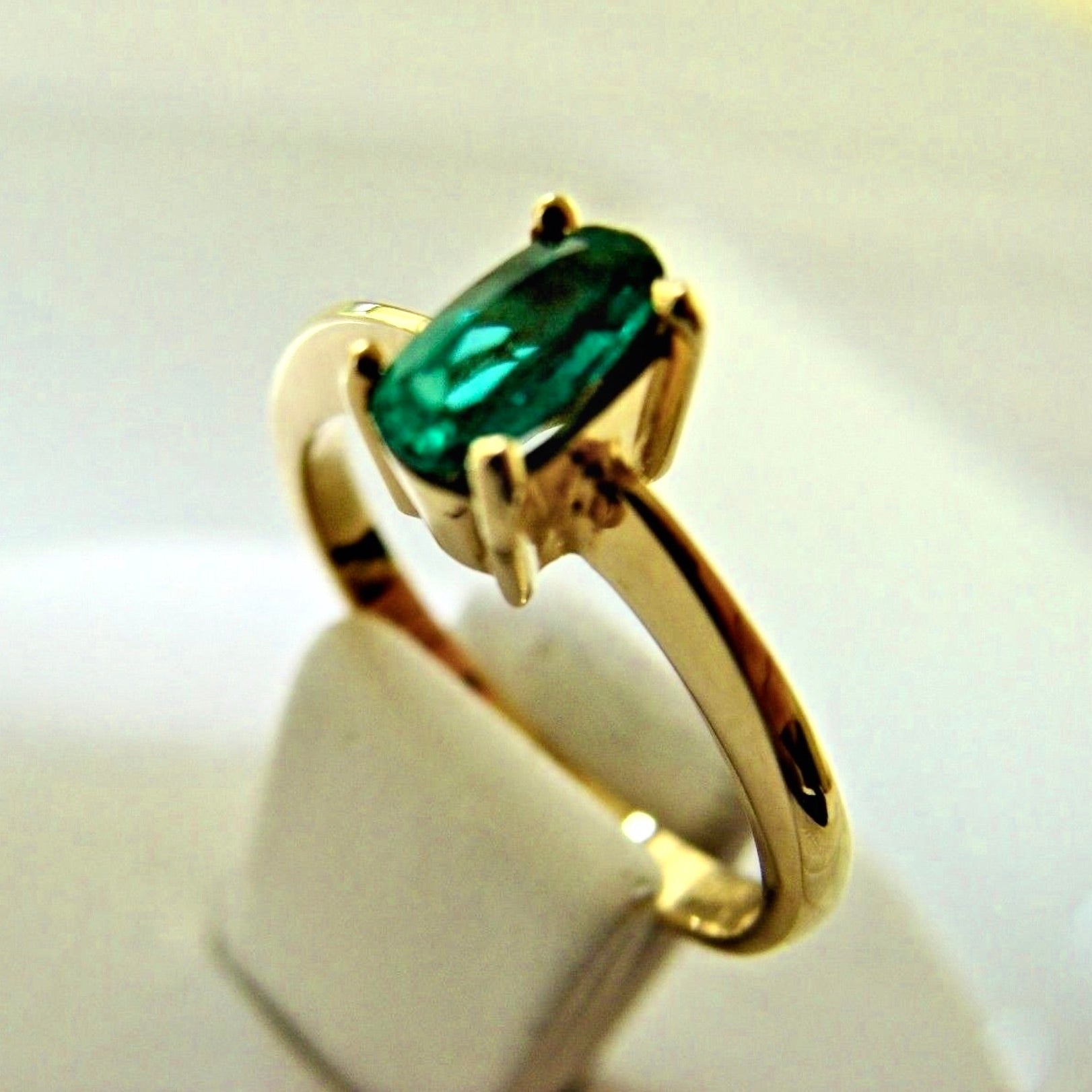 Natural Fine Natural Oval Colombian Emerald Solitaire Ring 18K Gold