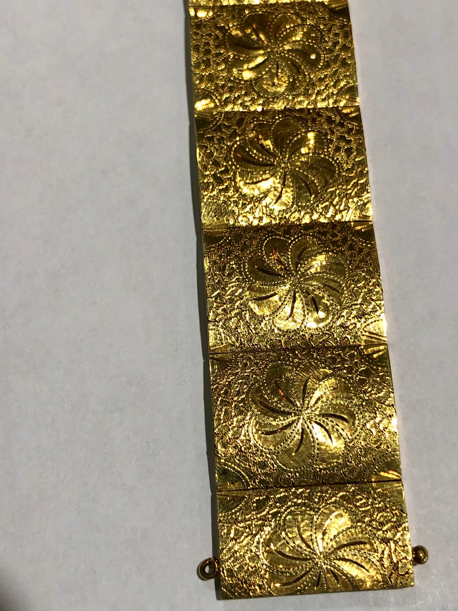 Vintage 18 Karat Yellow Gold Hand Engraving Bracelet