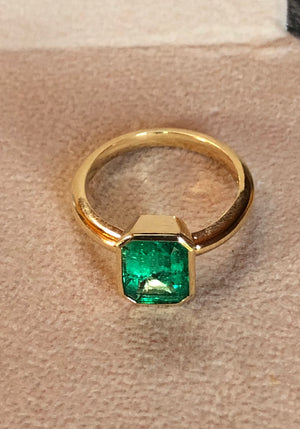 Emeralds Maravellous Solitaire Natural Colombian Emerald 18K Engagement Ring