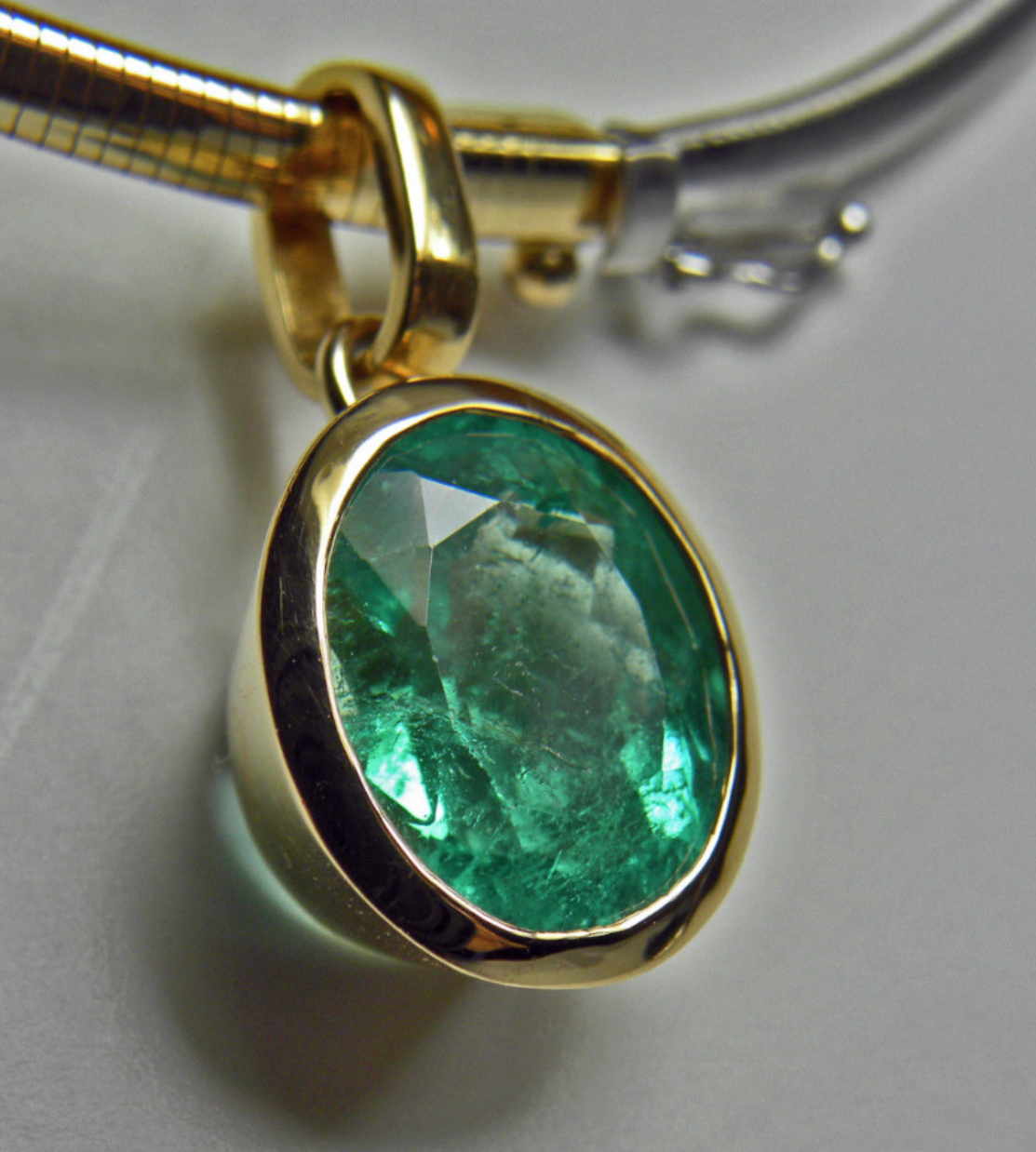 5.75ct Fine Colombian Natural Green Oval Emerald Solitaire Pendant 18K Gold