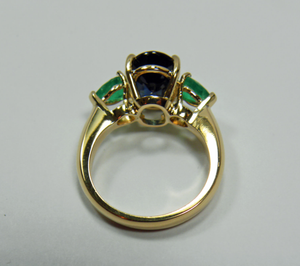 Estate 4.77 Carats Natural Blue Sapphire Colombian Emerald Ring 18K Yellow Gold