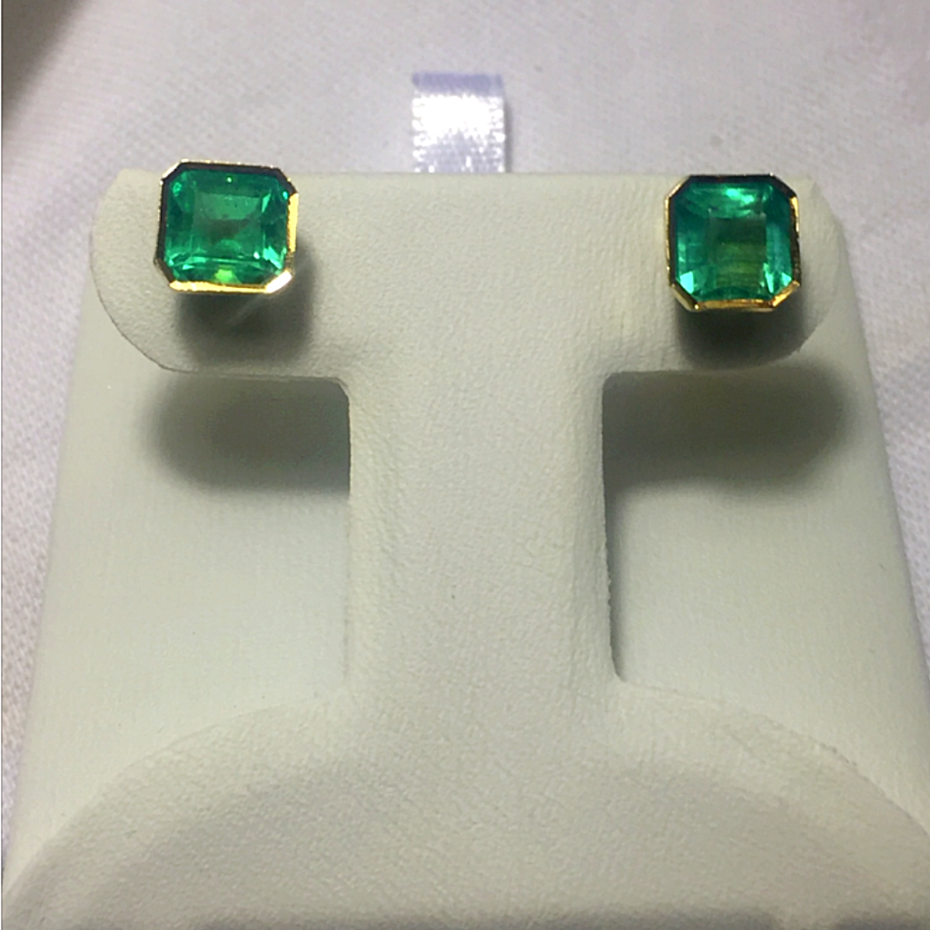 2.50 Classic Colombian Emerald Stud Earrings 18k Yellow Gold