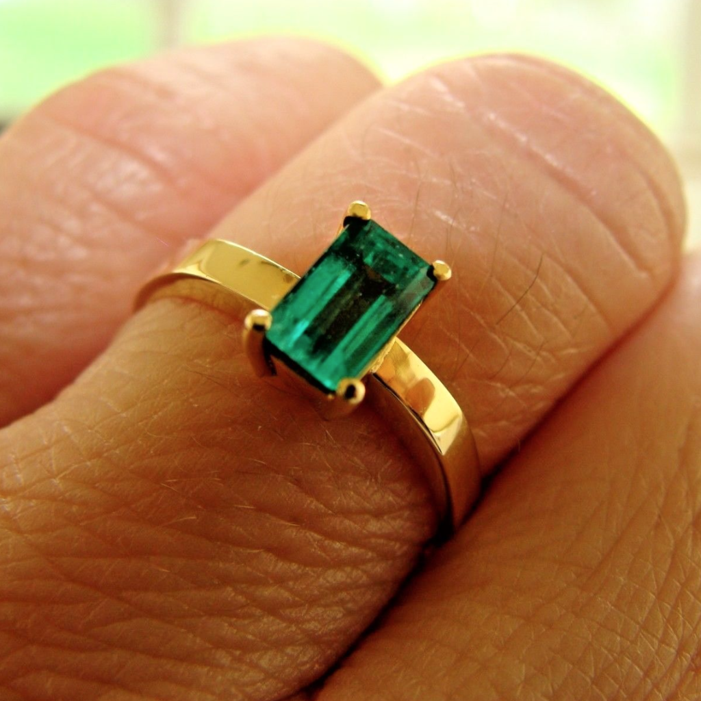 0.60CT Natural Colombian Emerald Solitaire Ring 18 Yellow Gold