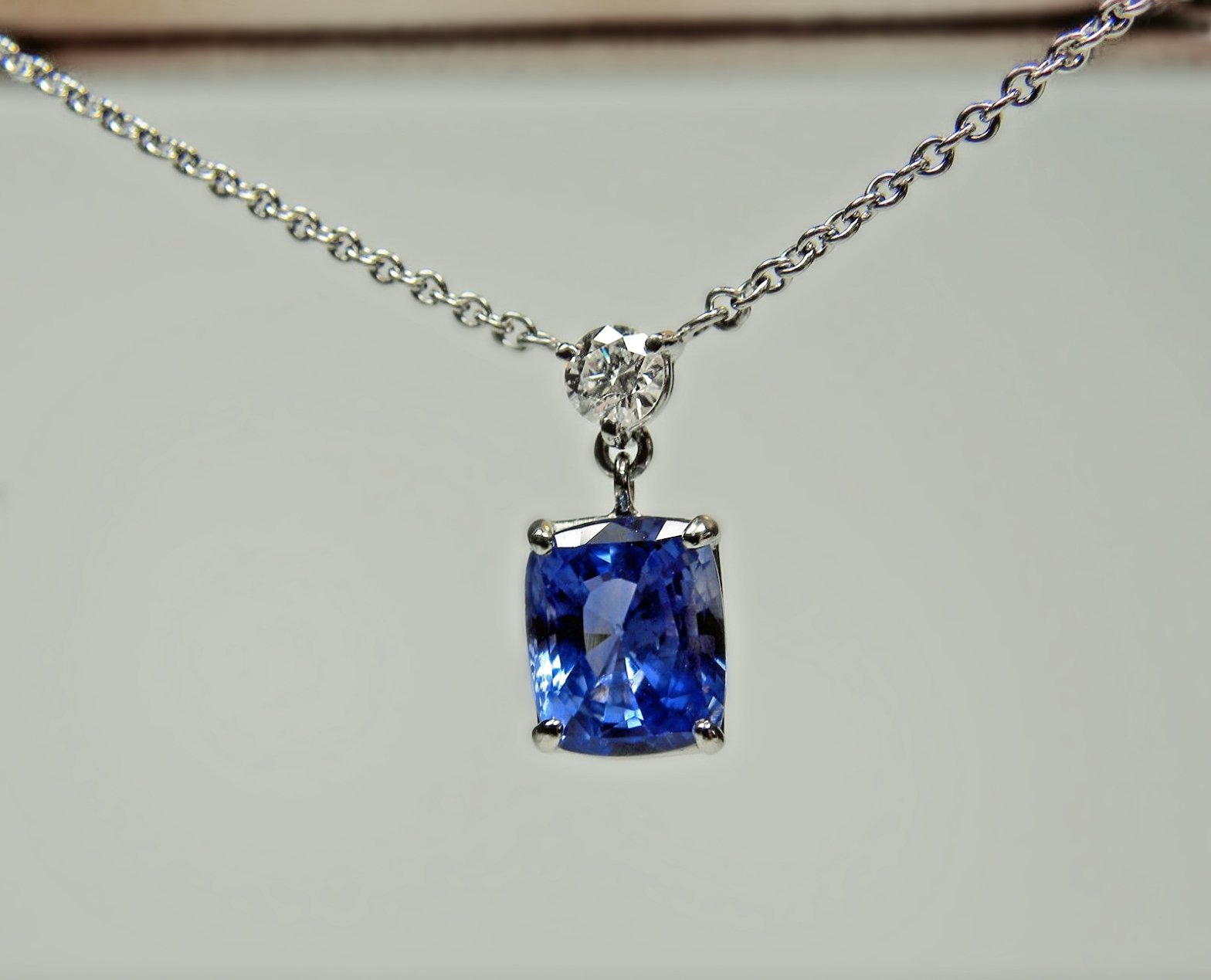 3.25 Carats Natural Blue Sapphire & Diamond Pendant Necklace Platinum 950