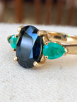 Estate 4.77 Carats Natural Blue Sapphire Colombian Emerald Ring 18K Yellow Gold