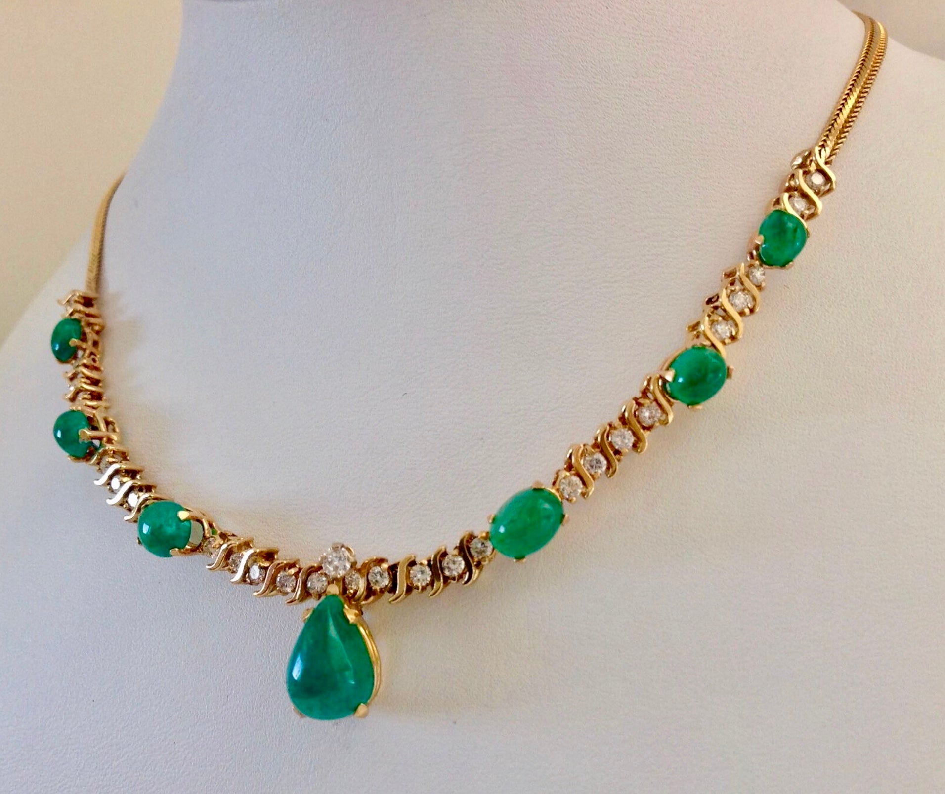 Suite Colombian Emerald Diamond Necklace and Earrings