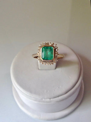 Classic Emerald Diamond Ring 18K Gold