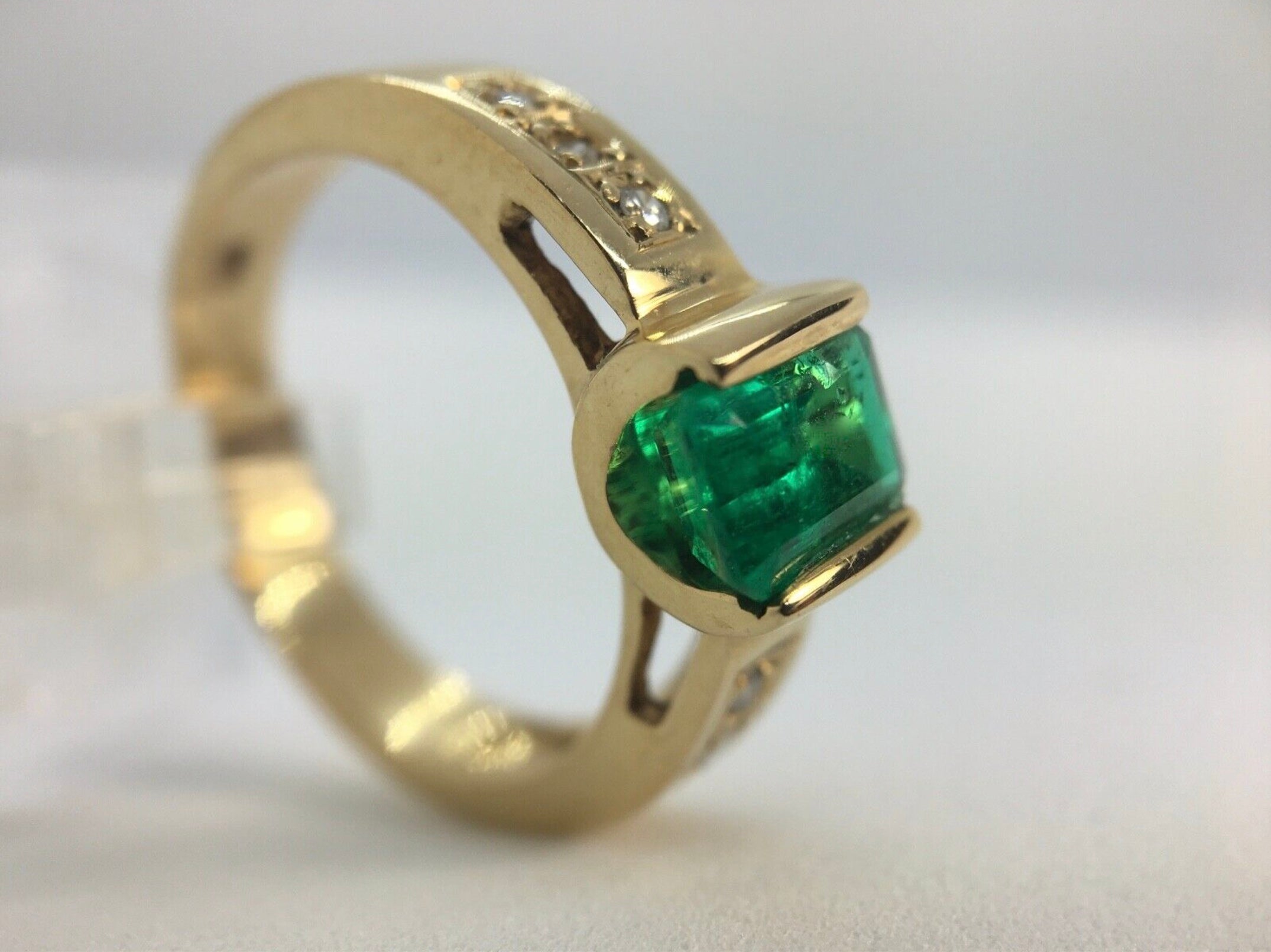 Vivid Emerald Solitaire Ring 18K Yellow Gold – EmeraldsMaravellous