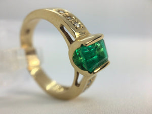 Vivid Emerald Solitaire Ring 18K Yellow Gold