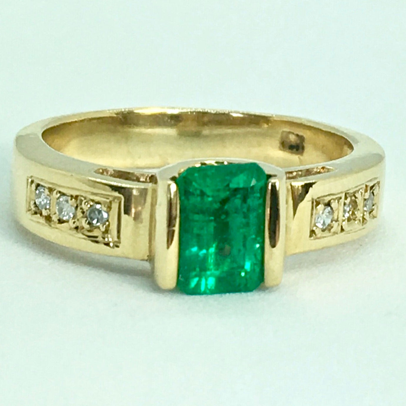 Vivid Emerald Solitaire Ring 18K Yellow Gold – EmeraldsMaravellous