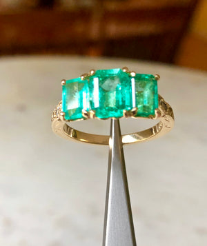 Fine Glowing 3.10 Carat Colombian Emerald Three Stone Ring 18K Yellow Gold